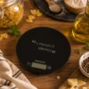 Bilancia da cucina digitale nera tonda con scritta