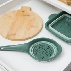 Colino salvaspazio pieghevole verde con manico