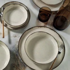 Servizio 18 piatti beige effetto puntinato in porcellana
