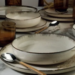 Servizio 18 piatti beige effetto puntinato in porcellana