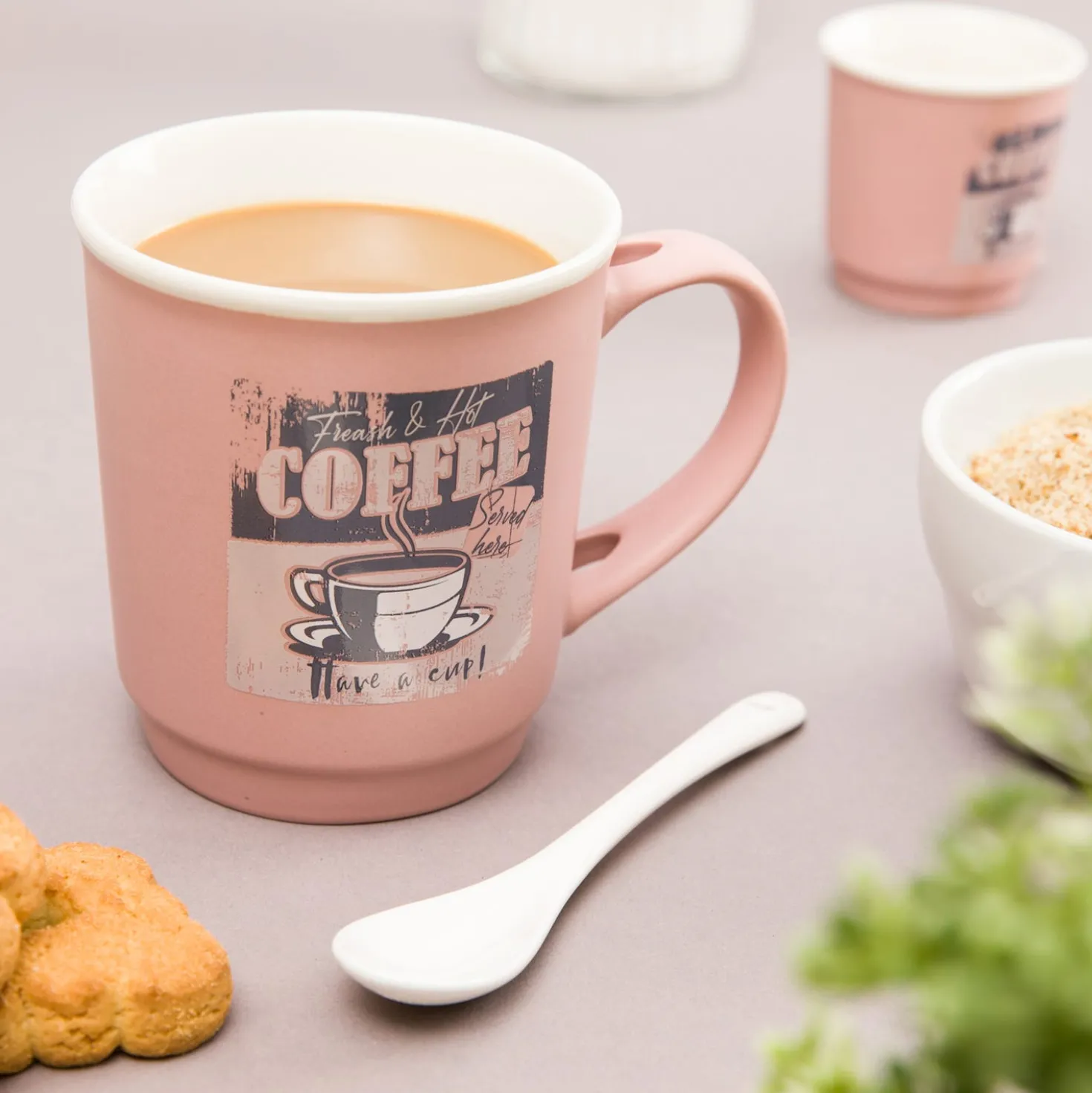 Tazza mug conica 400 ml con cucchiaino in porcellana malva
