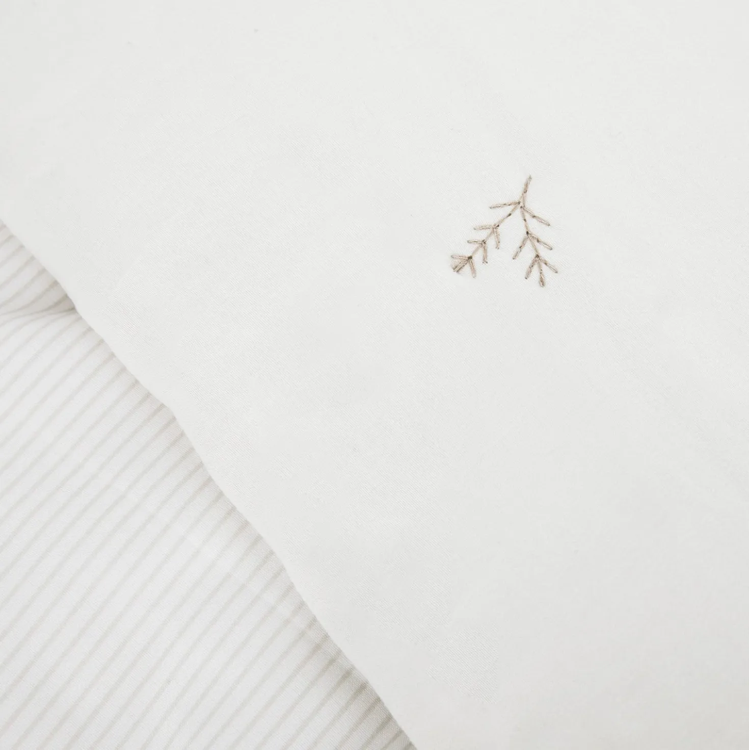 Trapuntino matrimoniale microfibra con ricamo beige